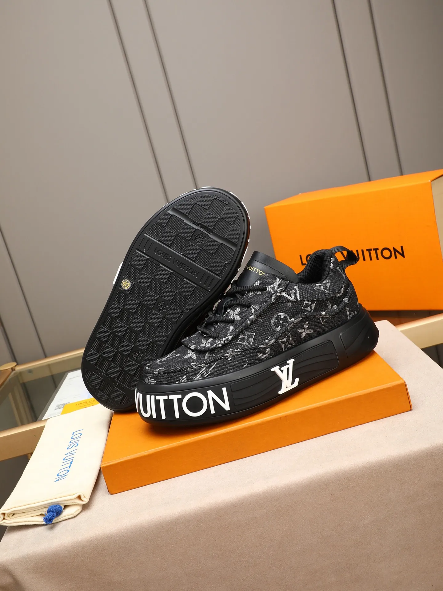 Men's shoes 💰560 LV are novel and fashionable, and the uppers are made of imported cowhide + LV special materials! Super trendy design! It’s eye-catching! The leather is soft, delicate, shiny and translucent, showing the ultimate in pure handcraftsmanship, and the mesh is soft, comfortable and breathable! Size: 39-44 (38 45 customized)